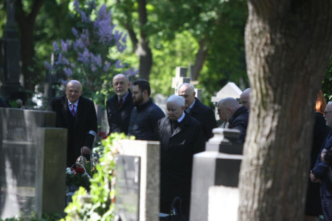 Jarosław Kaczyński na cmentarzu nie był sam. Pewna kobieta nie odstępowała go na krok