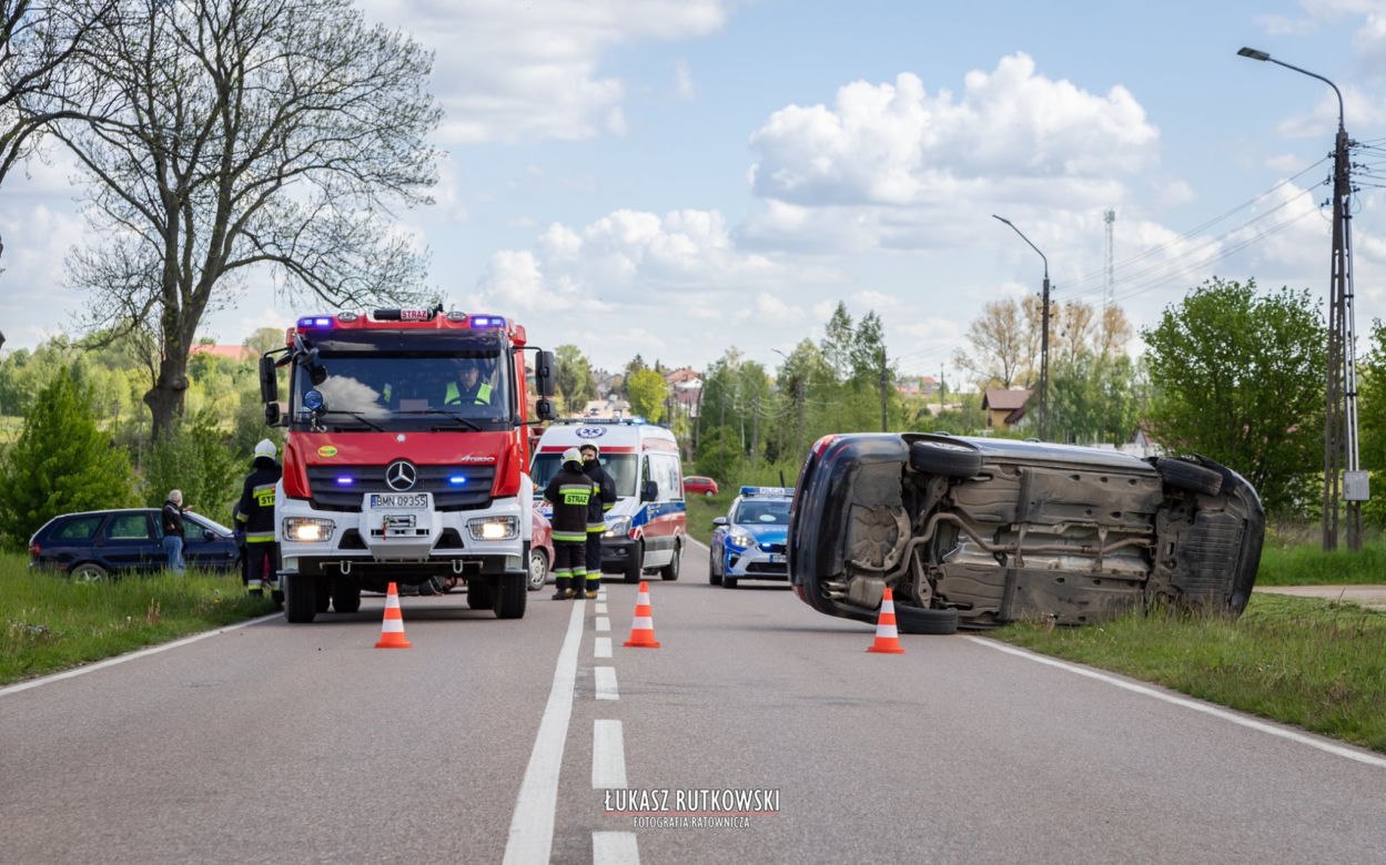 Knyszyn. Groźnie wyglądająca kolizja. Skoda Superb leżała na boku
