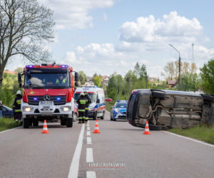 Knyszyn. Groźnie wyglądająca kolizja. Skoda Superb leżała na boku