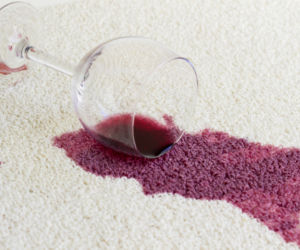 Rozlane wino na dywanie