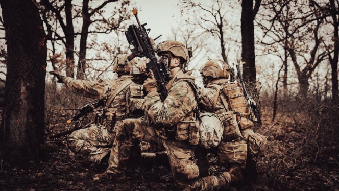 Pentagon planuje operacje lądowe w Iranie. Teheran grozi „podpaleniem” amerykańskich wojsk