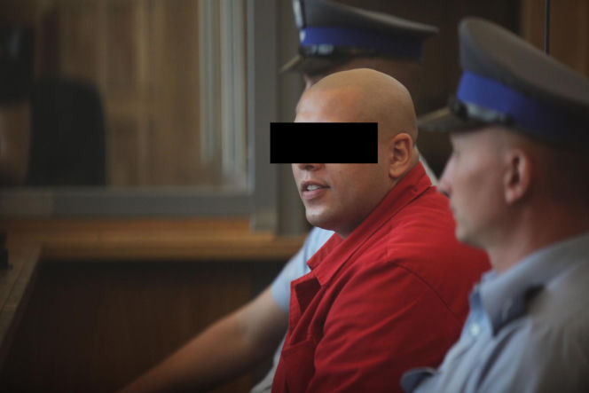 Jedną ręką podawał kwiaty, drugą zadźgał ukochaną. Daria zginęła na schodach szkoły