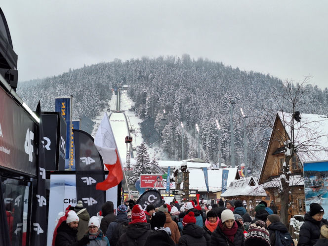 Tłumy kibiców pod Wielką Krokwią w Zakopanem