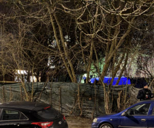 Kryminalni i technicy w białych kombinezonach na Mokotowie. Co się stalo?