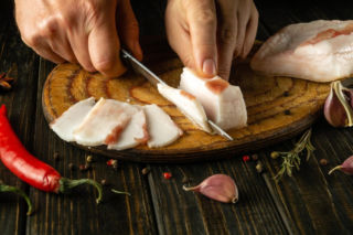 Słonina nie tylko dla sikorek. Czy warto włączyć ją do diety?