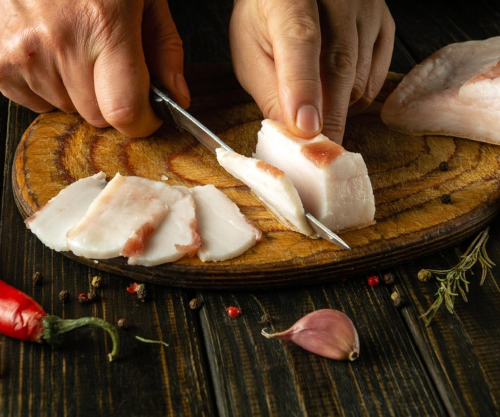 Słonina nie tylko dla sikorek. Czy warto włączyć ją do diety?