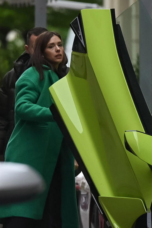 Klaudia Halejcio wybiera auta pod kolor ciuchów