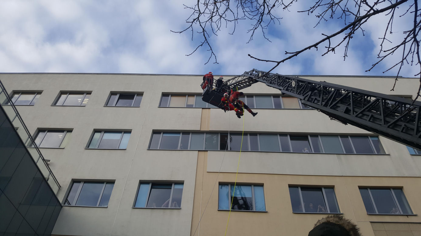 Uwaga, mikołaje na wysokościach! Bydgoscy strażacy zrobili niesamowitą frajdę małym pacjentom