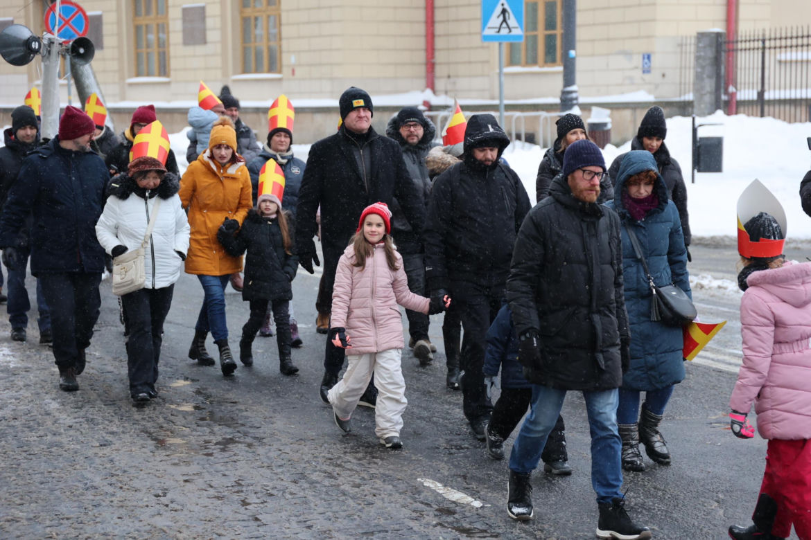 Orszak Świętego Mikołaja 2023 przeszedł przez Lublin. Było śnieżnie i radośnie! 