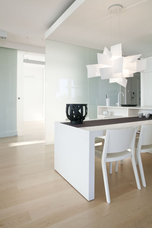 Biała kuchnia w minimalistycznym apartamencie