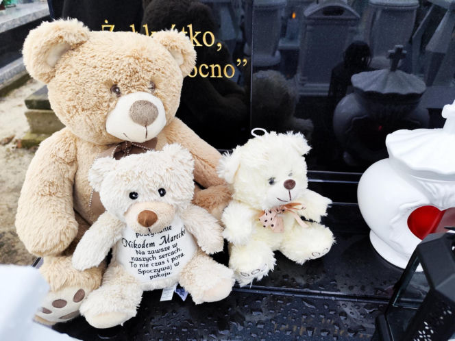 Białe misie strzegą grobu Nikodema Mareckiego. 11-letni aktor zginął w strasznym wypadku