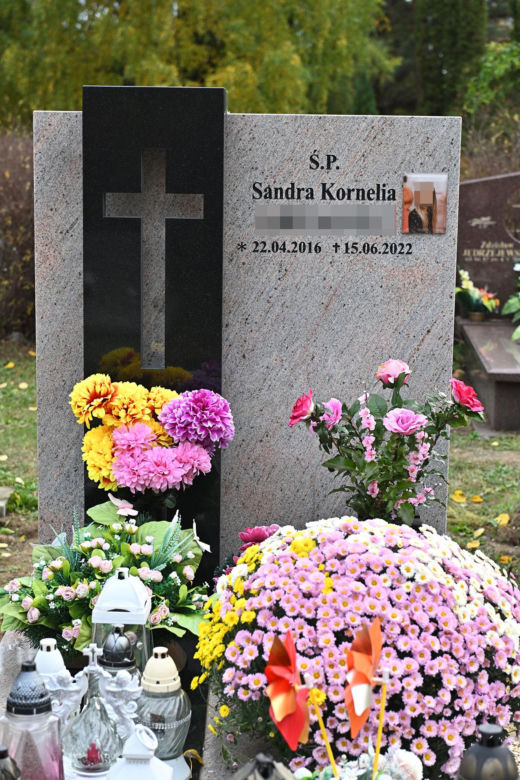 Aniołki i misie strzegą grobu 6-letniej Sandry, obok rozkwita kwiat róży