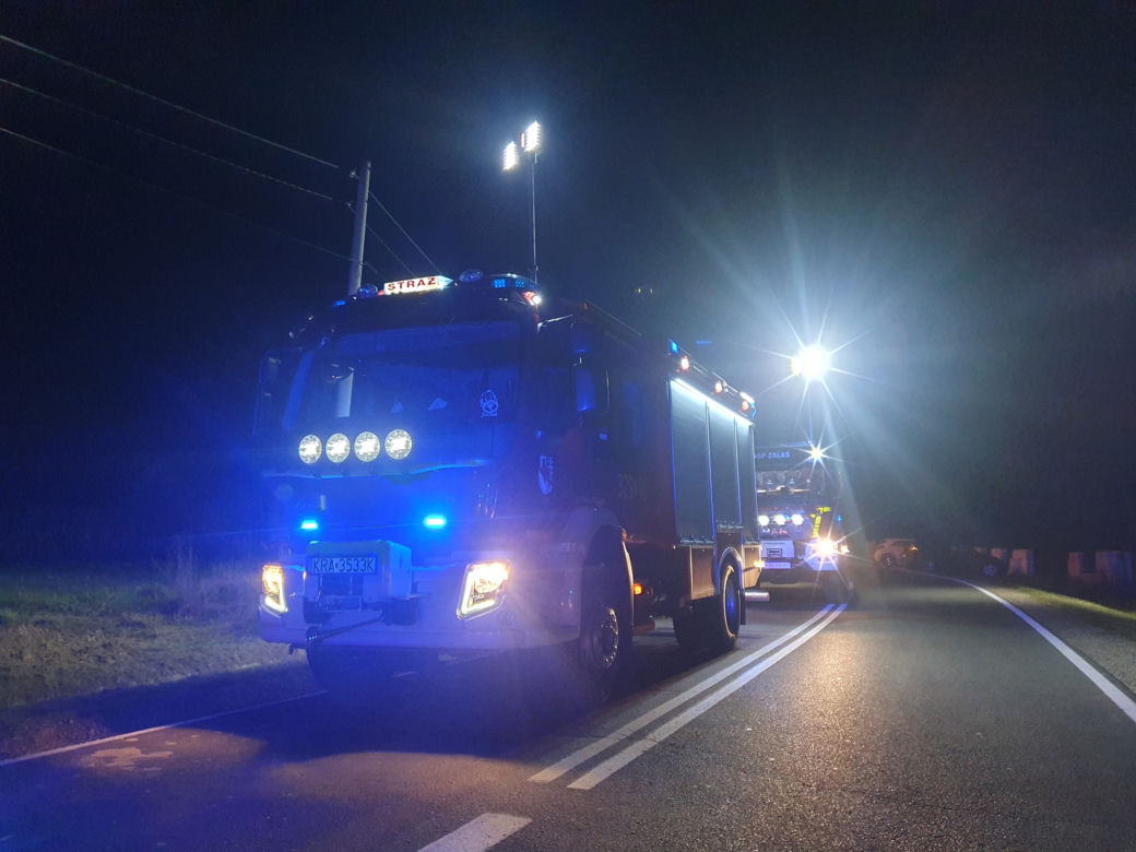 Trzy osoby ranne po czołowym zderzeniu osobówek. 21-latek stracił panowanie nad seatem