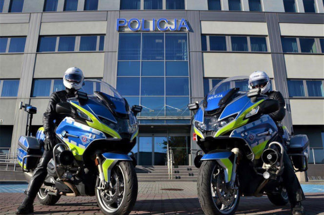 Dwaj policjanci na motocyklach przed budynkiem komendy. O szybkich interwencjach ratujących życie pisze Eska Nowy-Sącz.