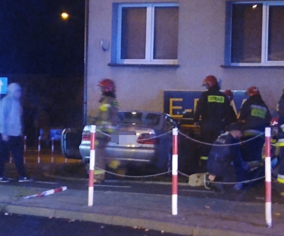 Mercedes zjechał z ronda i wjechał w blok. Niecodzienna kolizja na ul. Wierzbowej w Białymstoku [ZDJĘCIA]