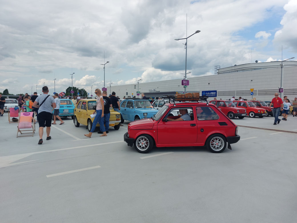 Zlot fiatów 126p w Galerii Libero w Katowicach