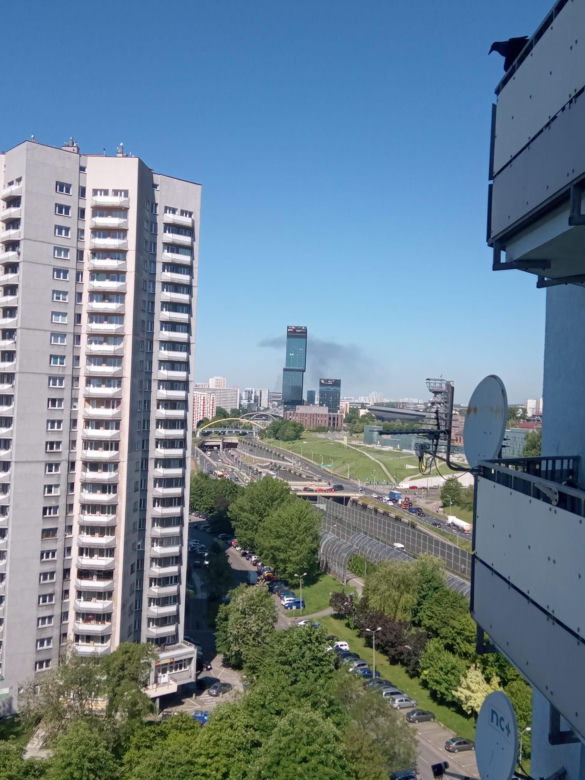Czarny dym nad Śląskiem widoczny z Siemianowic i Katowic. Co się pali?