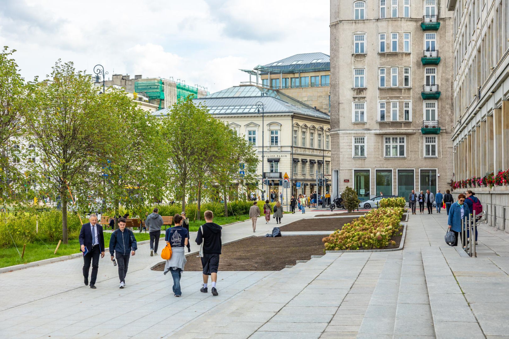 Zieleniec w miejscu parkingu na Placu Trzech Krzyży w Warszawie