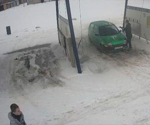 Katowice. Policja szuka mężczyzny, który zniszczył myjnię