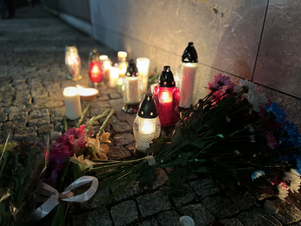 Mieszkańcy Warszawy przed ambasadą Wielkiej Brytanii w Warszawie (08.09.2022 r.)