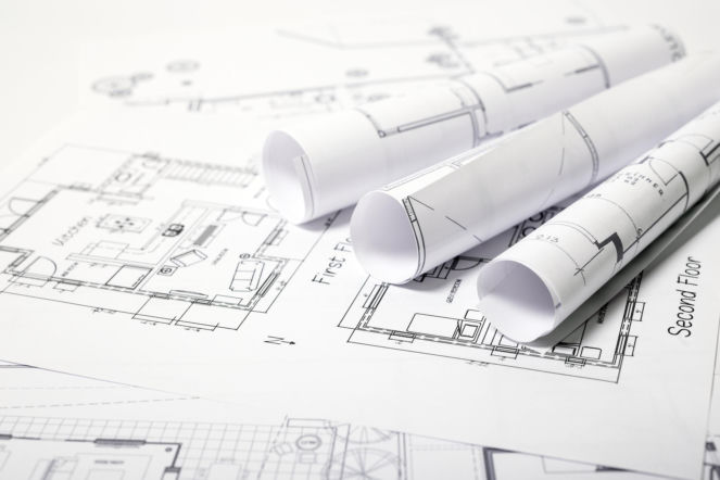 Plany architektoniczne domu i zrolowane projekty budowlane