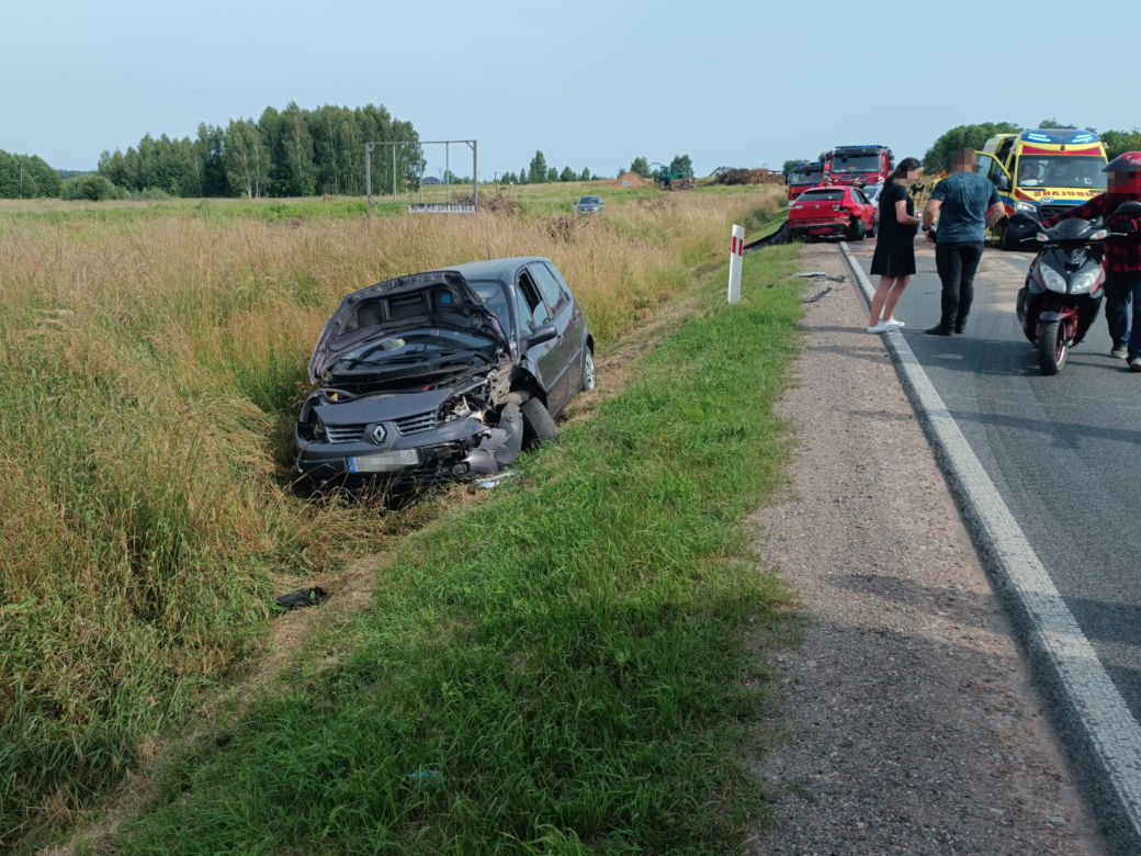 Roztrzaskali się na drodze. Dramatyczny wypadek, strażacy wycinali ludzi z wraków