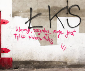 Widzew nosi czapkę z dupki od chleba, a ŁKS je komary... Derby Łodzi na murach