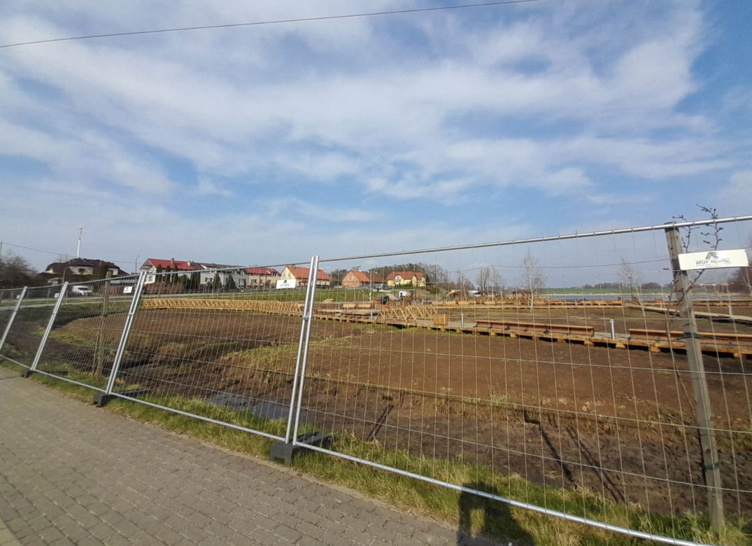 Ma być światowo, na razie jest błoto. Jedyne takie miejsce powstaje pod Olsztynem