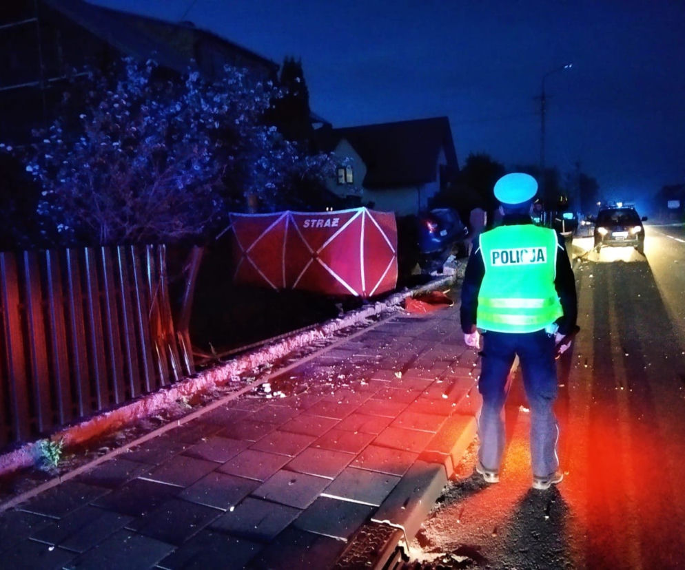 Samochód uderzył w betonowe ogrodzenie. 30-latek nie żyje. Tragiczny wypadek niedaleko Brańska