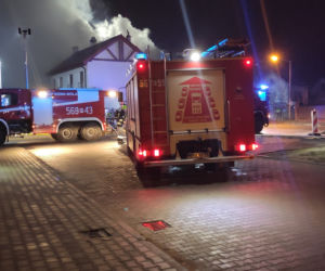 Ogromne kłęby dymu i płomienie. Cztery domy pod Piasecznem uległy uszkodzeniu w pożarze