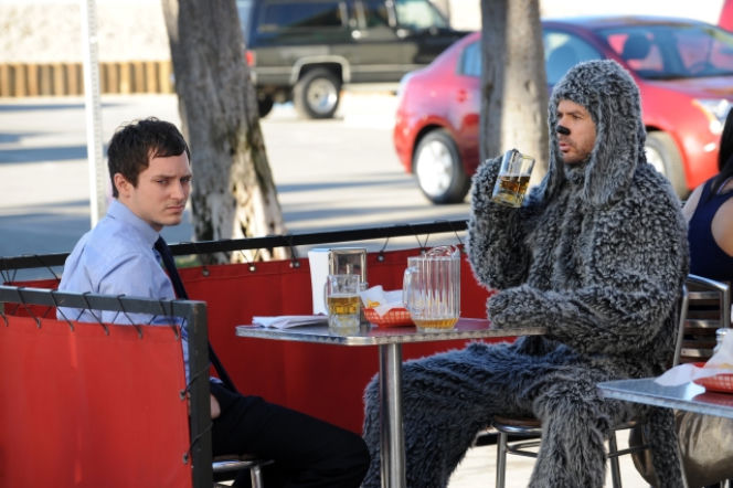 Wilfred (Jason Gann), Ryan Newman (Elijah Wood)