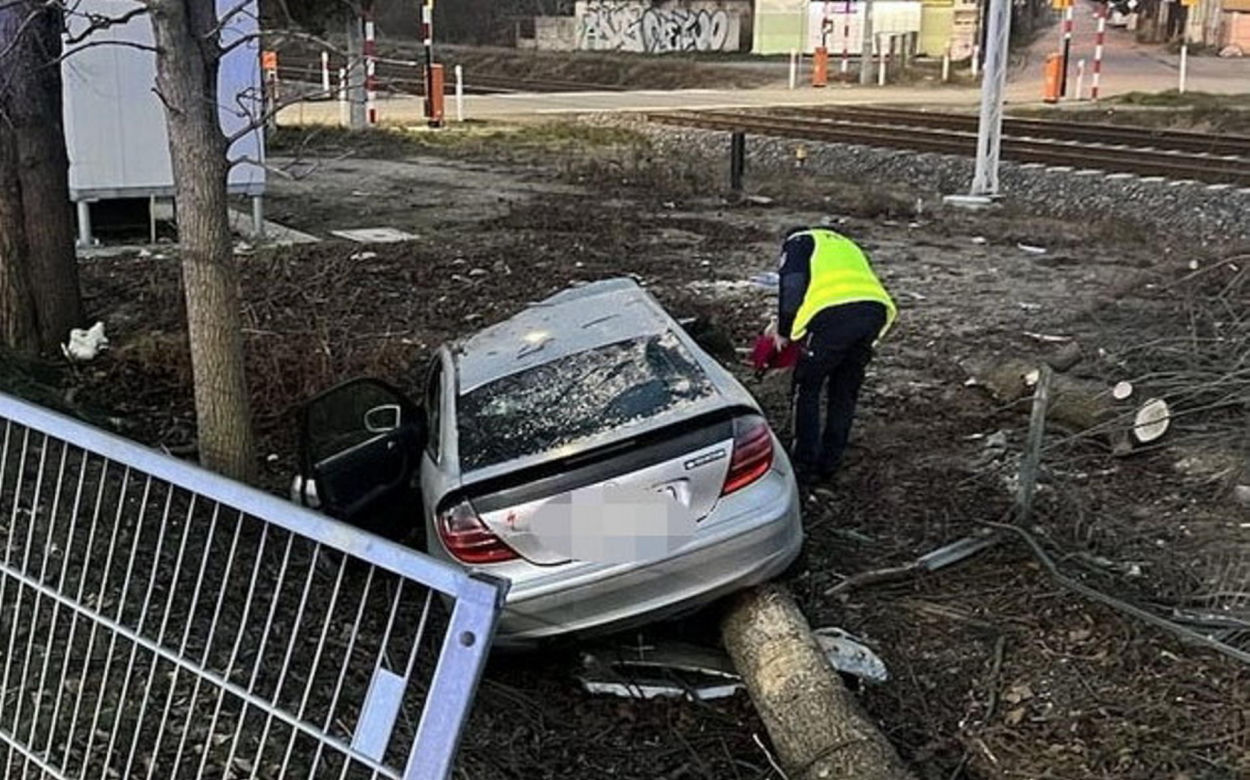 Z wściekłości rozbił swojego mercedesa o drzewo. Potem bawił się telefonem