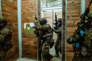 Żołnierze WOT ćwiczą czarną taktykę. Poligon zamienił się w pole bitwy