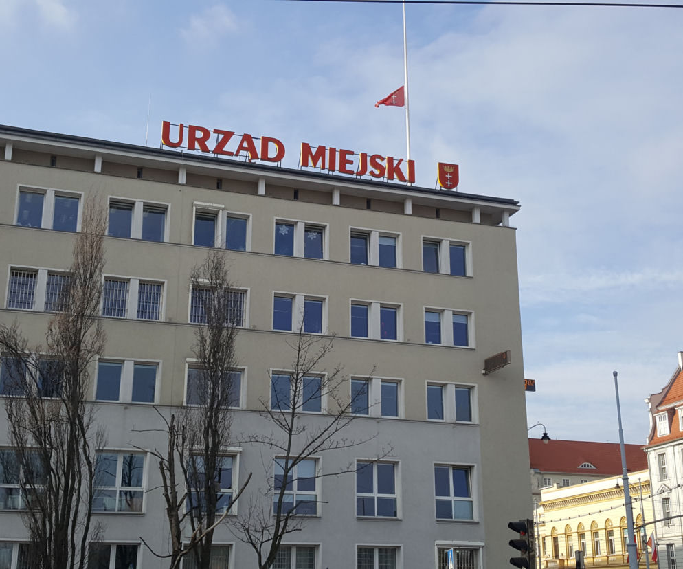 Pod koniec stycznia Urząd Miejski był ewakuowany z powodu alarmu bombowego i przesyłki z białym proszkiem