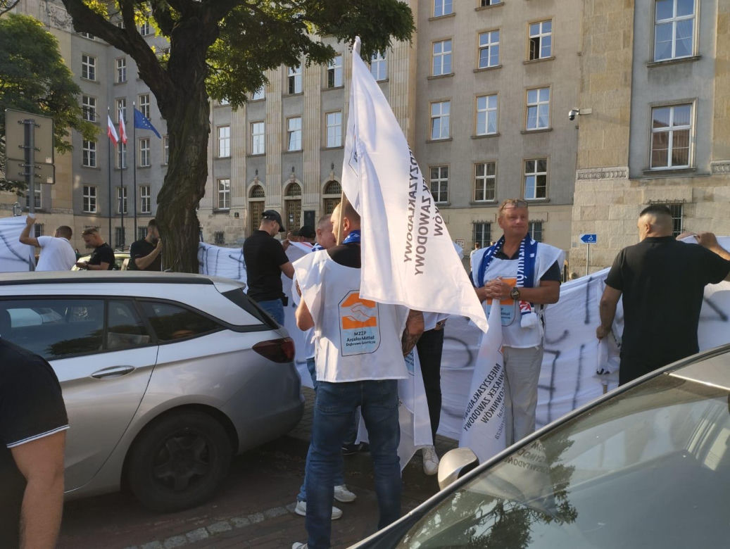 Paraliż w Katowicach. Rozpoczął się protest górników i hutników. "Stal się hartuje, a rząd ją rujnuje"