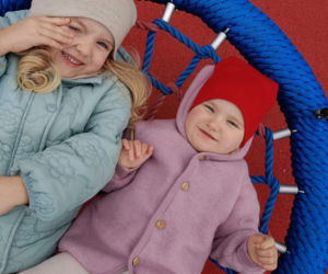 Waldemar Nawrocki i Adrian Domalewski pomagają Anielce