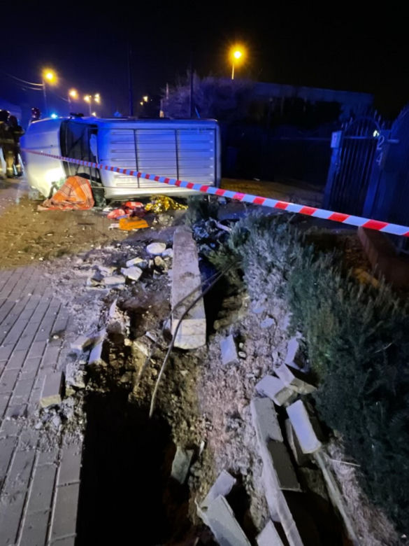 Rozbił forda na betonowym słupie. Jechał bez prawka i po alkoholu
