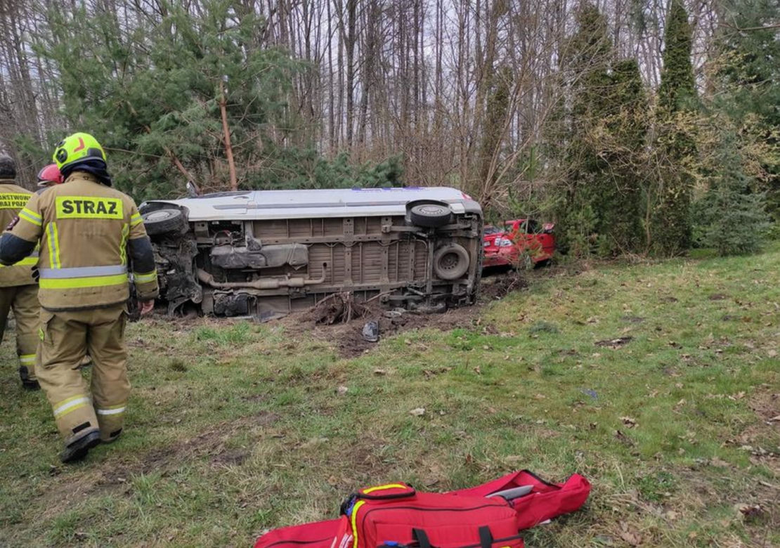 Makabra pod Płockiem! Bus i saab poważnie zniszczone [ZDJĘCIA]