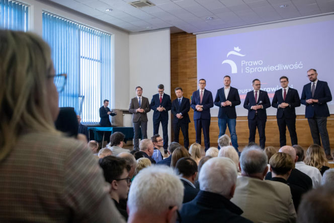 Mateusz Morawiecki i szychy z PiS w Toruniu. Spotkanie w sali widowiskowej Muzeum Etnograficznego im. Marii Znamierowskiej-Prüfferowej