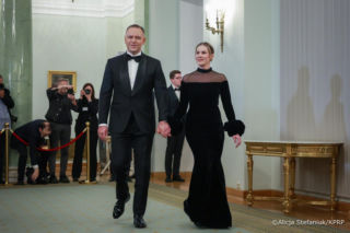 Czarna suknia z prześwitami pierwszej damy rozpaliła Pałac Prezydencki. Klasa czy przesada?