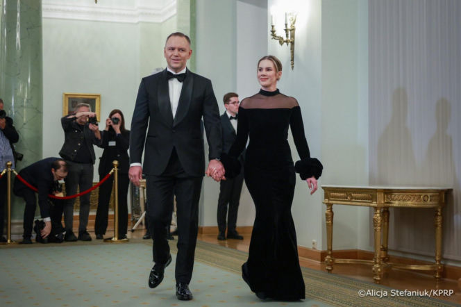 Czarna suknia z prześwitami pierwszej damy rozpaliła Pałac Prezydencki