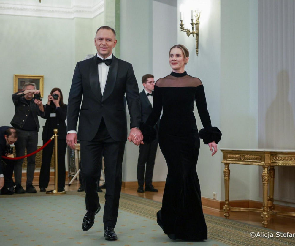 Czarna suknia z prześwitami pierwszej damy rozpaliła Pałac Prezydencki. Klasa czy przesada?