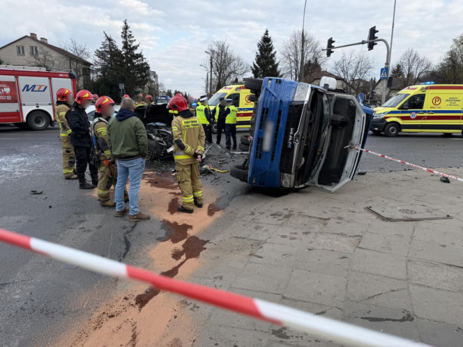 Wypadek w Markach. Autobus zderzył się z osobówką. Jest wielu rannych!