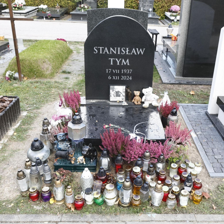 Tak wyglądają groby Zapasiewicza, Tyma, Kołaczkowskiej, Stoparczyk