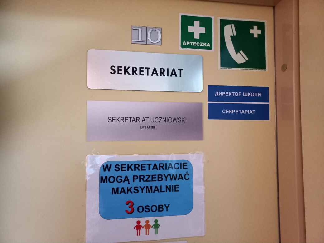 Pomieszczenia w szkole są oznakowane w podwójnym języku