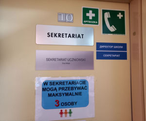 Pomieszczenia w szkole są oznakowane w podwójnym języku