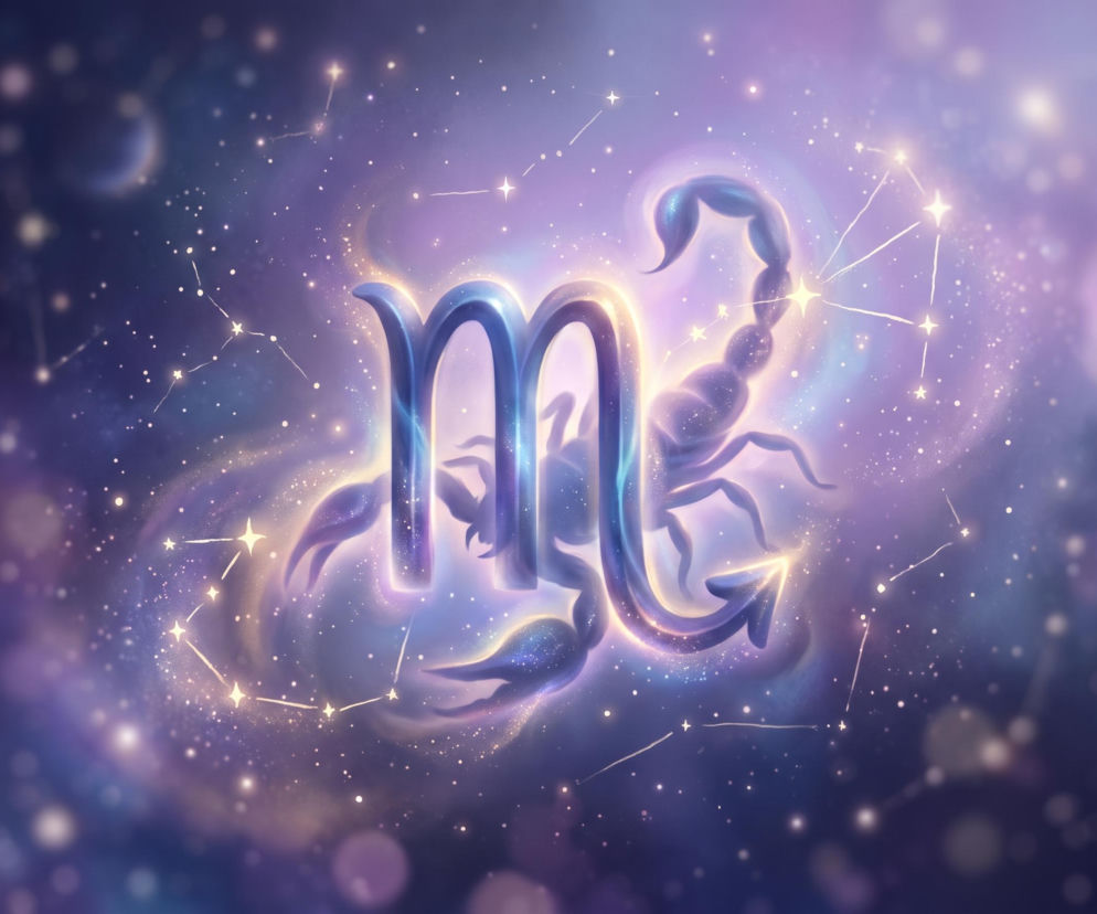 Świecący symbol zodiakalnego Skorpiona na tle mgławicy i gwiazd. O horoskopie dla Skorpiona przeczytasz w Eska.