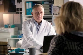 M jak miłość, odcinek 1931: Wściekła Judyta wstrząśnie Arturem! Nie pozwoli mu zdradzić Marysi na wspólnym wyjeździe z Joanną - ZDJĘCIA