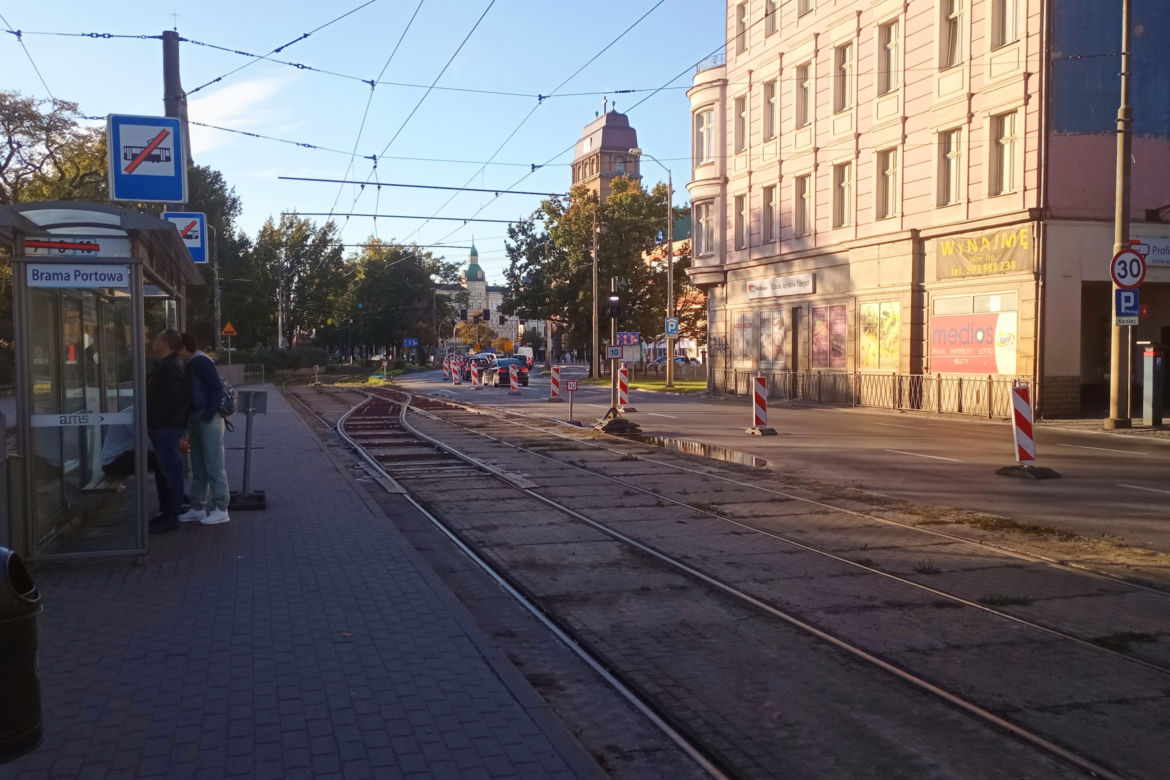 Utrudnienia na placu Zwycięstwa i Bramie Portowej