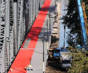 Remont mostu Piłsudskiego w Toruniu. Montowane są bariery drogowe i błotochrony